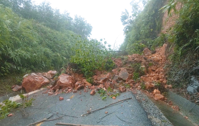 Mưa lũ ở Miền Trung, nhiều tuyến quốc lộ bị chia cắt: Ph&acirc;n luồng để đảm bảo an to&agrave;n- Ảnh 2.