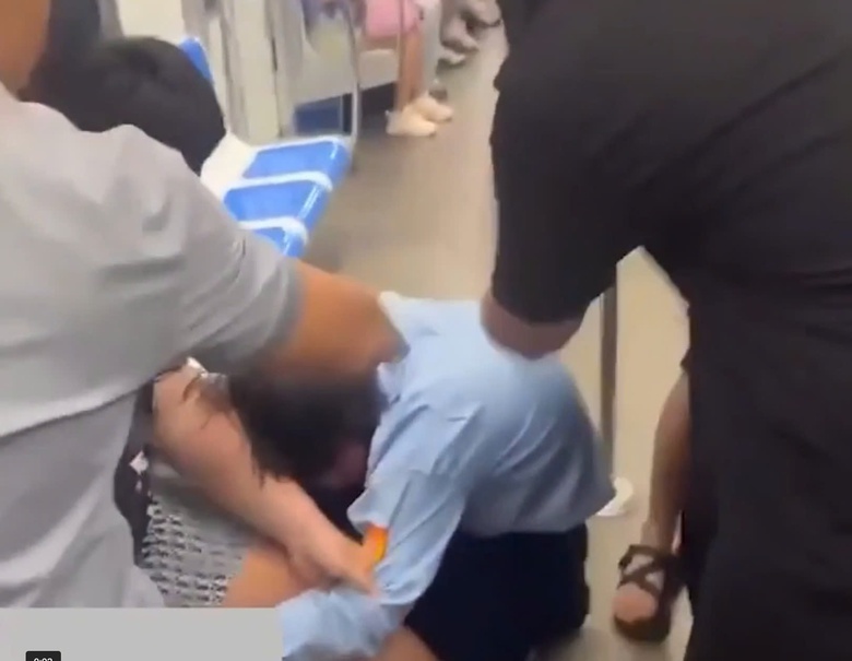 TP.HCM: Bảo vệ bị h&agrave;nh hung tr&ecirc;n t&agrave;u metro số 1 v&igrave; nhắc h&agrave;nh kh&aacute;ch giữ trật tự- Ảnh 1.