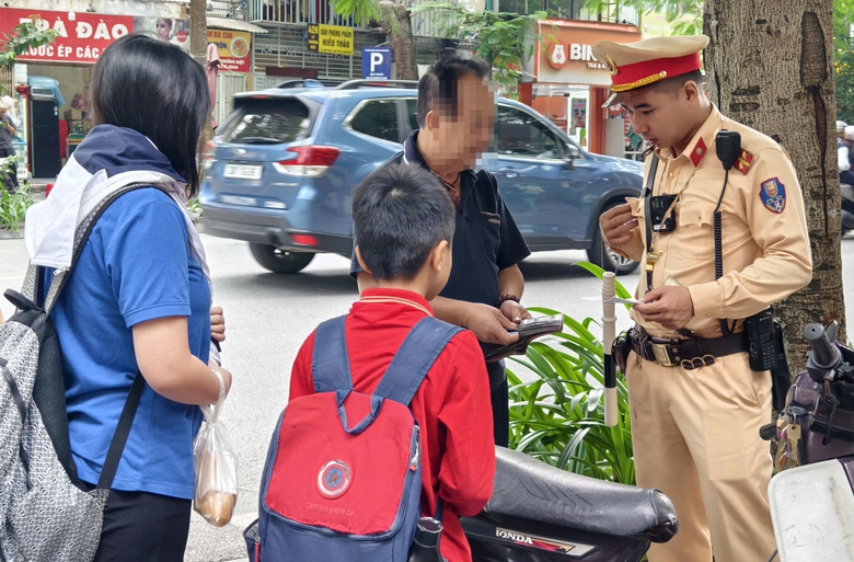 CSGT H&agrave; Nội: Phụ huynh vi phạm giao th&ocirc;ng, học sinh lấy ai noi gương- Ảnh 2.