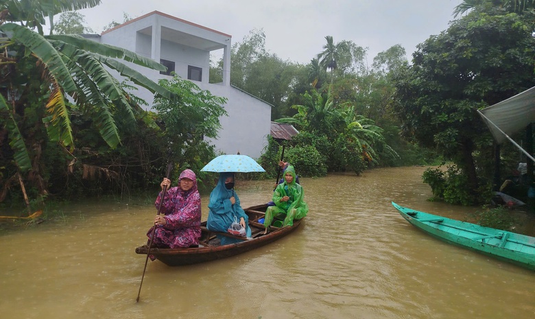 Mưa lũ Đ&agrave; Nẵng: Đồng bằng ngập lụt, miền n&uacute;i li&ecirc;n tiếp sạt lở- Ảnh 2.