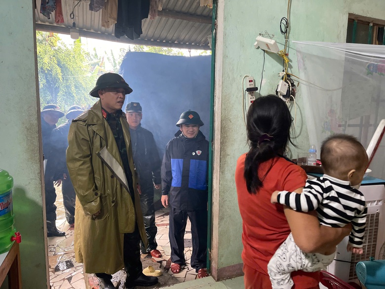Lực lượng quân đội, công an Đà Nẵng hỗ trợ đưa người và tài sản tránh lũ- Ảnh 4. Lực lượng quân đội, công an Đà Nẵng hỗ trợ đưa người và tài sản tránh lũ- Ảnh 4.