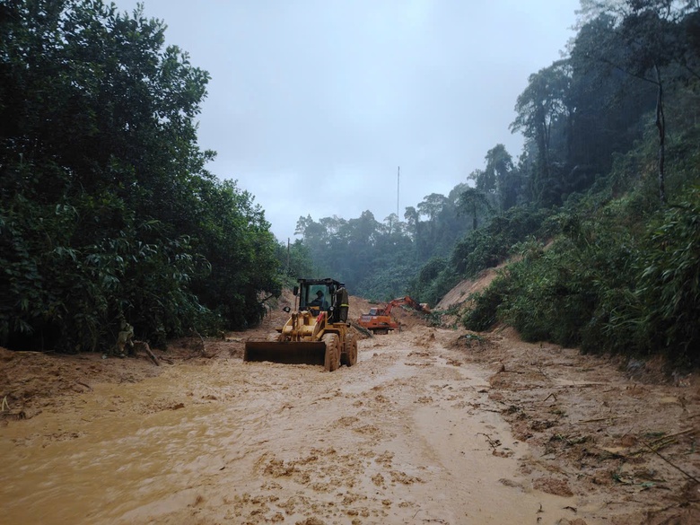 Quảng Ngãi khẩn trương khắc phục, thông xe các tuyến đường sạt lở do mưa lũ- Ảnh 1. Quảng Ngãi khẩn trương khắc phục, thông xe các tuyến đường sạt lở do mưa lũ- Ảnh 1.