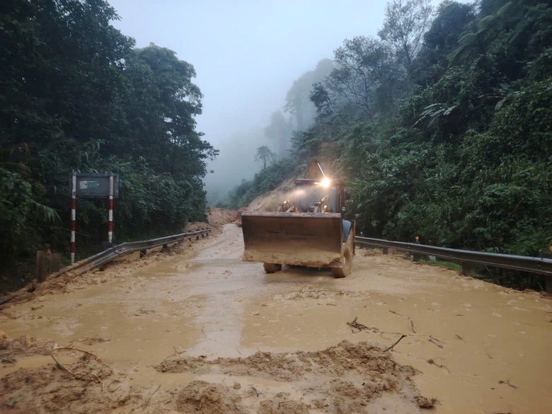 Quảng Ngãi khẩn trương khắc phục, thông xe các tuyến đường sạt lở do mưa lũ- Ảnh 2. Quảng Ngãi khẩn trương khắc phục, thông xe các tuyến đường sạt lở do mưa lũ- Ảnh 2.