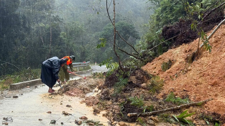 Quảng Ngãi khẩn trương khắc phục, thông xe các tuyến đường sạt lở do mưa lũ- Ảnh 4. Quảng Ngãi khẩn trương khắc phục, thông xe các tuyến đường sạt lở do mưa lũ- Ảnh 4.