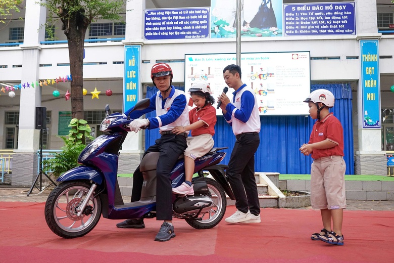 TP.HCM: HEAD Sơn Minh trao mũ bảo hiểm cho học sinh Trường tiểu học L&ecirc; Văn Việt- Ảnh 1.