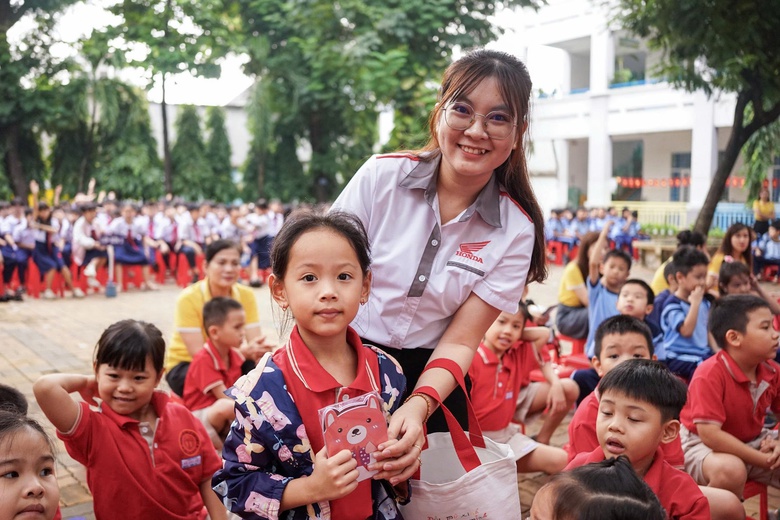 TP.HCM: HEAD Sơn Minh trao mũ bảo hiểm cho học sinh Trường tiểu học L&ecirc; Văn Việt- Ảnh 2.