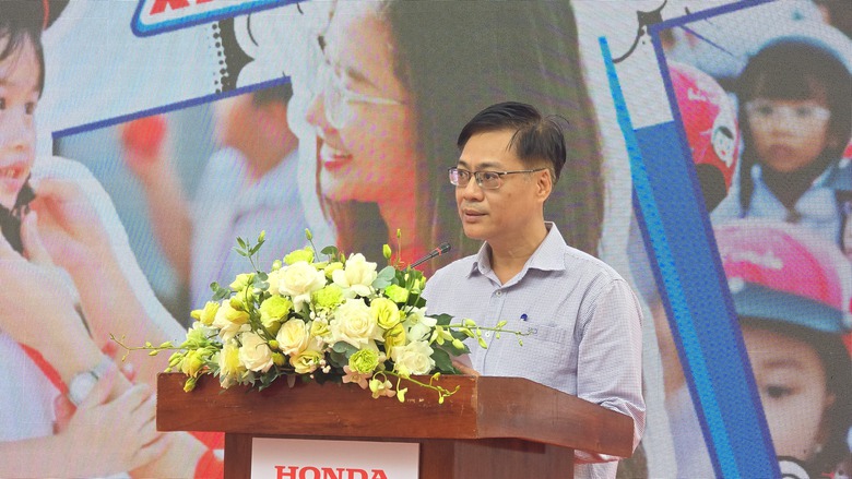 Trao tặng 1,8 triệu mũ bảo hiểm cho học sinh lớp một miền Trung- Ảnh 1.
