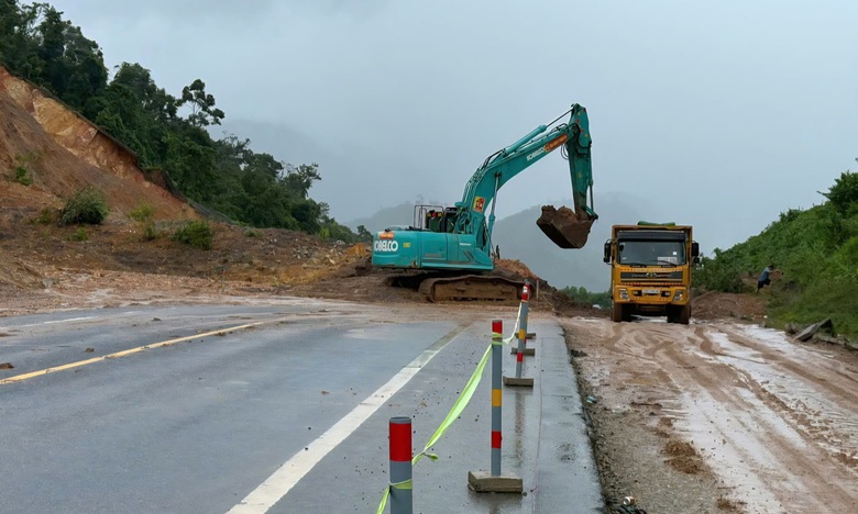 Mưa lớn li&ecirc;n tục, cao tốc La Sơn - H&ograve;a Li&ecirc;n xuất hiện nhiều điểm sạt lở- Ảnh 2.