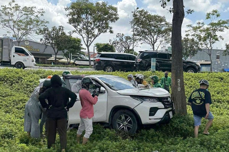 Người d&acirc;n giải cứu t&agrave;i xế để đưa đi cấp cứu.