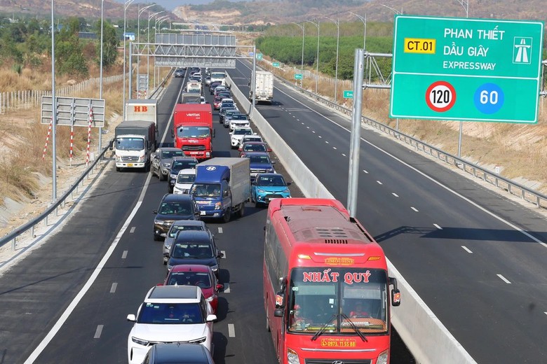 Cấm xe tải tr&ecirc;n 7,5 tấn, xe kh&aacute;ch tr&ecirc;n 29 chỗ đi l&agrave;n 1 tr&ecirc;n hai tuyến cao tốc ph&iacute;a Nam- Ảnh 1.