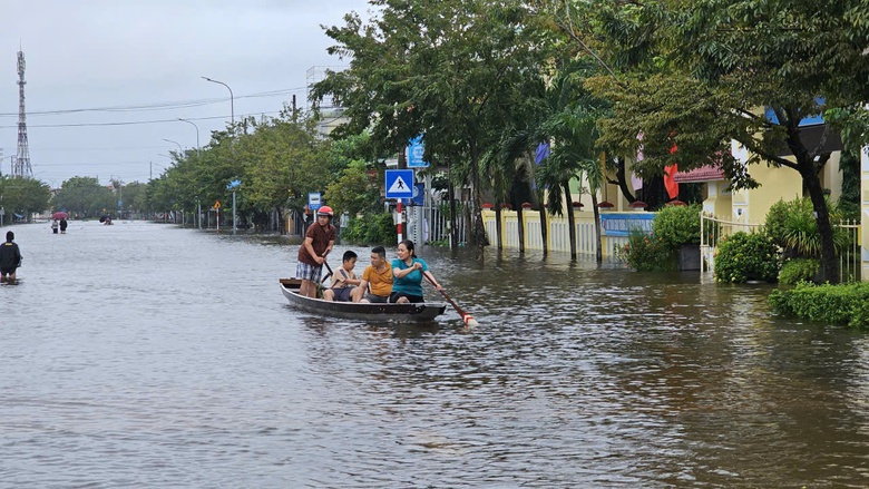 Huế: Đường phố biến th&agrave;nh s&ocirc;ng, giao th&ocirc;ng t&ecirc; liệt- Ảnh 2.