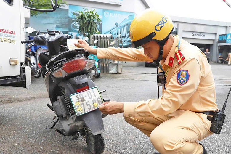 Xử nghi&ecirc;m chi&ecirc;u tr&ograve; che biển số, n&eacute; phạt nguội- Ảnh 2.
