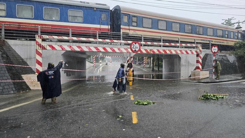 Bộ Xây dựng yêu cầu triển khai phương án ứng phó lũ ở mức cao nhất, bảo đảm ATGT- Ảnh 1. Bộ Xây dựng yêu cầu triển khai phương án ứng phó lũ ở mức cao nhất, bảo đảm ATGT- Ảnh 1.