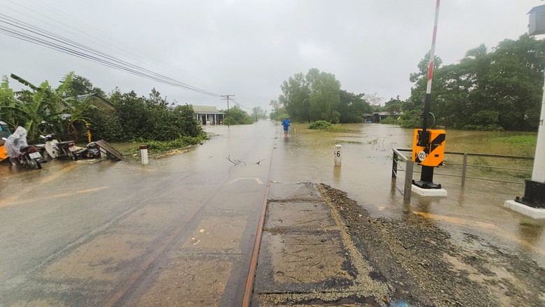 Cận cảnh tuyến đường sắt Bắc - Nam đoạn qua Huế chìm trong nước lũ- Ảnh 2. Cận cảnh tuyến đường sắt Bắc - Nam đoạn qua Huế chìm trong nước lũ- Ảnh 2.