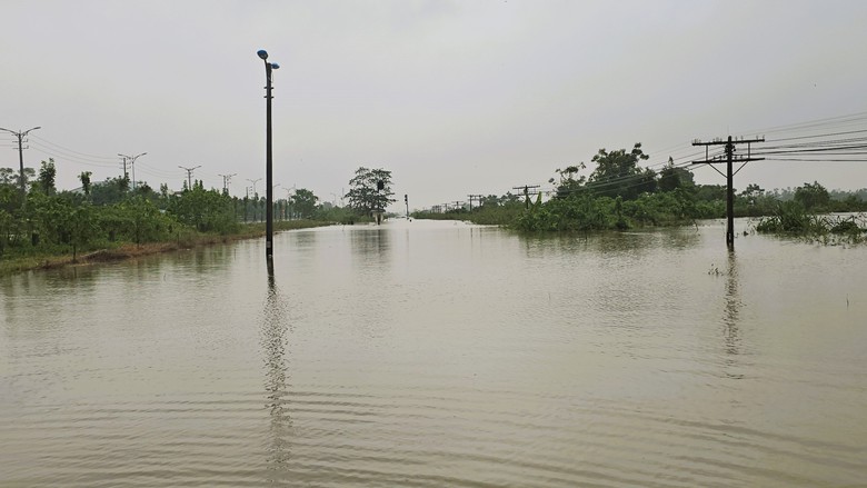 Cận cảnh tuyến đường sắt Bắc - Nam đoạn qua Huế chìm trong nước lũ- Ảnh 3. Cận cảnh tuyến đường sắt Bắc - Nam đoạn qua Huế chìm trong nước lũ- Ảnh 3.