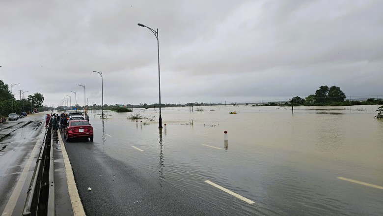 Cận cảnh tuyến đường sắt Bắc - Nam đoạn qua Huế chìm trong nước lũ- Ảnh 4. Cận cảnh tuyến đường sắt Bắc - Nam đoạn qua Huế chìm trong nước lũ- Ảnh 4.