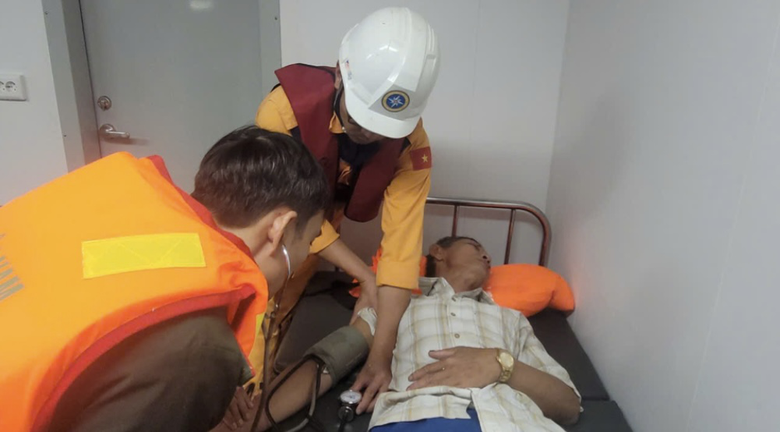 Khẩn cấp cứu ngư d&acirc;n bị đau ruột thừa cấp tr&ecirc;n biển Quy Nhơn- Ảnh 2.