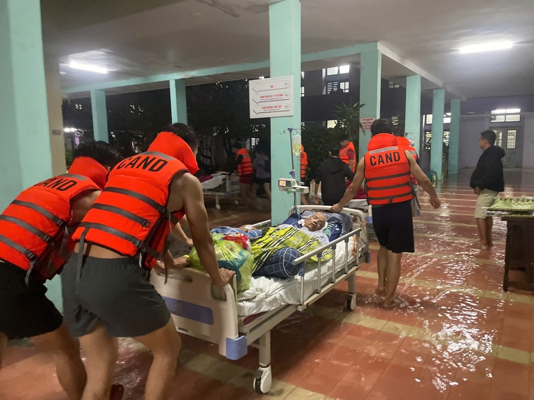 Huế: Đường phố biến th&agrave;nh s&ocirc;ng, giao th&ocirc;ng t&ecirc; liệt- Ảnh 5.