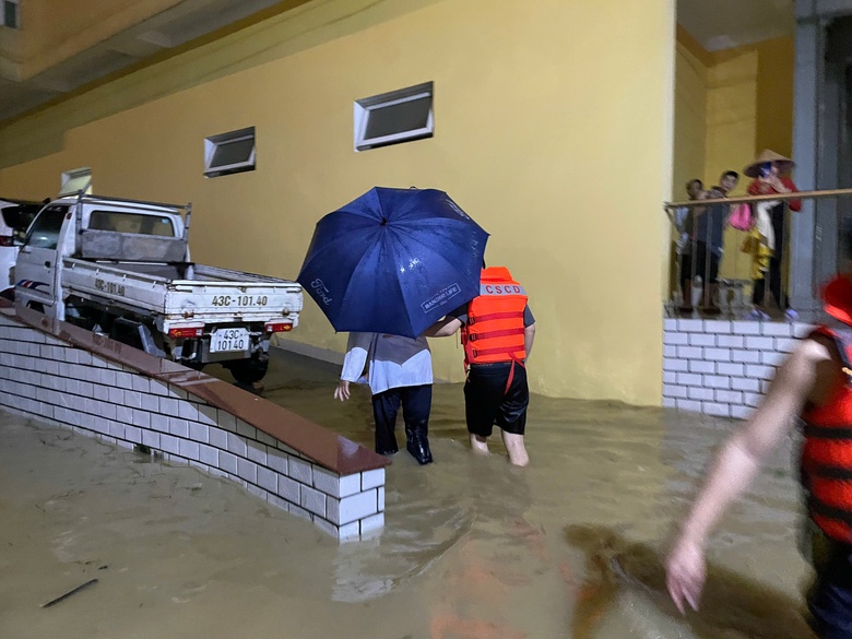 Huế: Đường phố biến th&agrave;nh s&ocirc;ng, giao th&ocirc;ng t&ecirc; liệt- Ảnh 4.