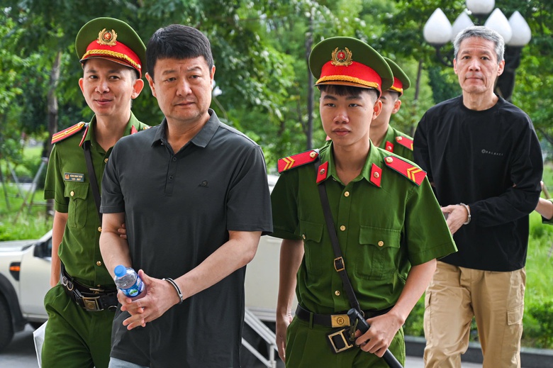 Dẫn giải c&aacute;c bị c&aacute;o ra t&ograve;a vụ đ&aacute;nh bạc 106 triệu USD tại kh&aacute;ch sạn 5 sao ở H&agrave; Nội- Ảnh 3.