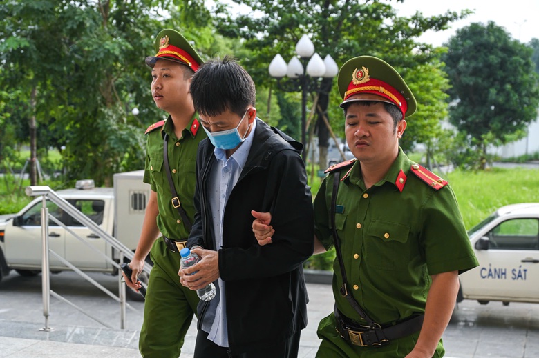 Dẫn giải c&aacute;c bị c&aacute;o ra t&ograve;a vụ đ&aacute;nh bạc 106 triệu USD tại kh&aacute;ch sạn 5 sao ở H&agrave; Nội- Ảnh 5.