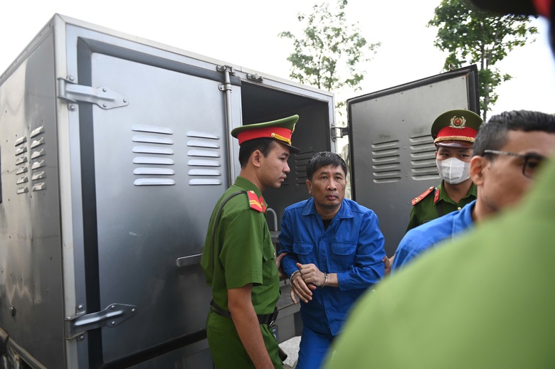 Dẫn giải c&aacute;c bị c&aacute;o ra t&ograve;a vụ đ&aacute;nh bạc 106 triệu USD tại kh&aacute;ch sạn 5 sao ở H&agrave; Nội- Ảnh 7.