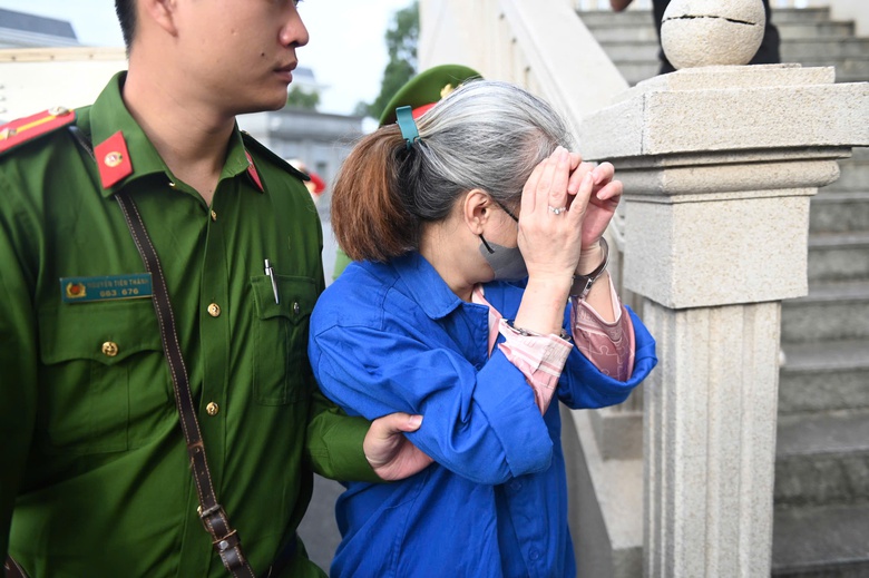 Dẫn giải c&aacute;c bị c&aacute;o ra t&ograve;a vụ đ&aacute;nh bạc 106 triệu USD tại kh&aacute;ch sạn 5 sao ở H&agrave; Nội- Ảnh 2.