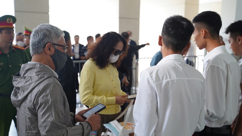 Dẫn giải c&aacute;c bị c&aacute;o ra t&ograve;a vụ đ&aacute;nh bạc 106 triệu USD tại kh&aacute;ch sạn 5 sao ở H&agrave; Nội- Ảnh 8.