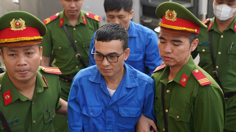 Dẫn giải c&aacute;c bị c&aacute;o ra t&ograve;a vụ đ&aacute;nh bạc 106 triệu USD tại kh&aacute;ch sạn 5 sao ở H&agrave; Nội- Ảnh 1.