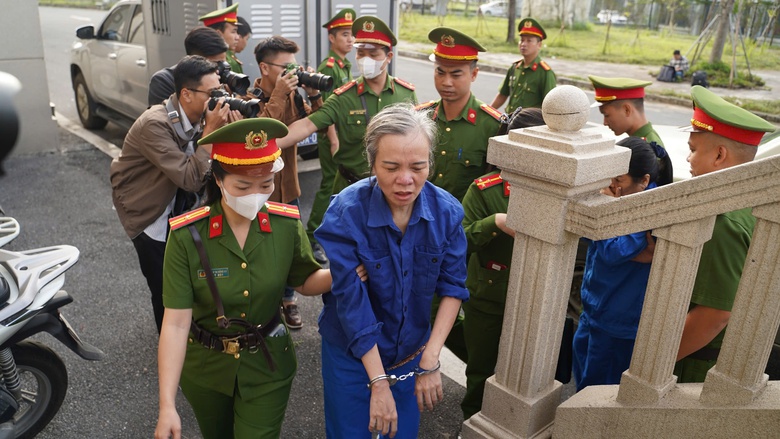 Dẫn giải c&aacute;c bị c&aacute;o ra t&ograve;a vụ đ&aacute;nh bạc 106 triệu USD tại kh&aacute;ch sạn 5 sao ở H&agrave; Nội- Ảnh 4.