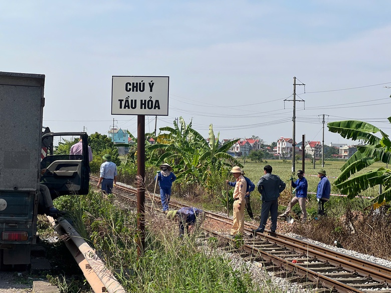 Nâng cấp đường gom dân sinh, xóa 3 lối đi tự mở qua đường sắt tại Bắc Ninh- Ảnh 2. Nâng cấp đường gom dân sinh, xóa 3 lối đi tự mở qua đường sắt tại Bắc Ninh- Ảnh 2.