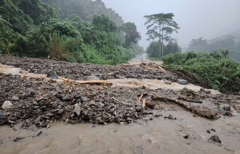 QL1A qua Đ&agrave; Nẵng ngập s&acirc;u, đường Hồ Ch&iacute; Minh tiếp tục sạt lở- Ảnh 5.