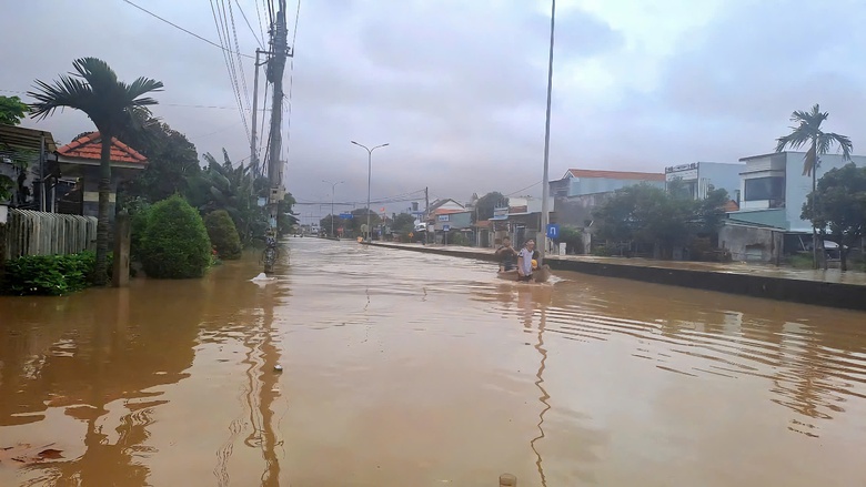 QL1A qua Đ&agrave; Nẵng ngập s&acirc;u, đường Hồ Ch&iacute; Minh tiếp tục sạt lở- Ảnh 9.