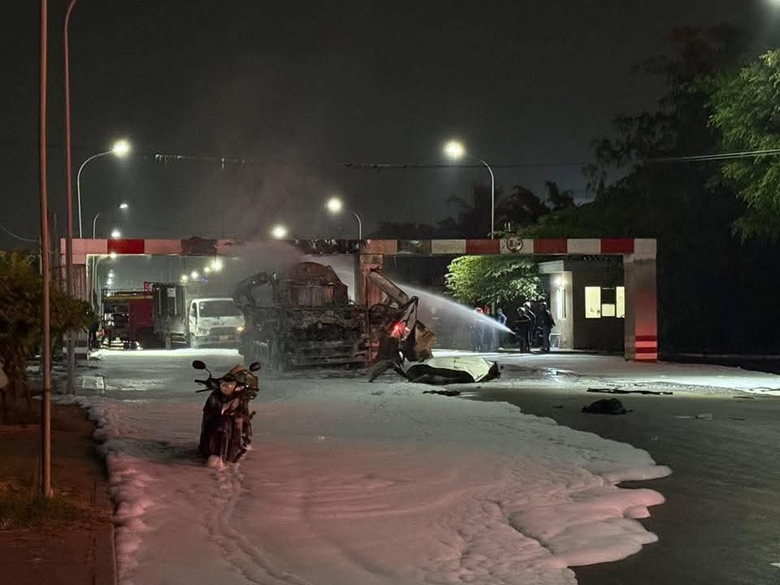 Hưng Y&ecirc;n: Xe bồn nổ như bom sau khi mắc kẹt v&agrave;o barie- Ảnh 1.