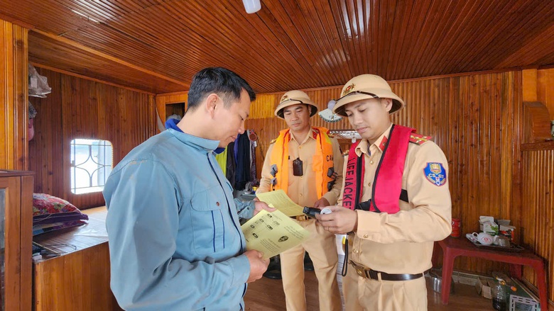 Ph&uacute; Thọ: Tăng cường tuy&ecirc;n truyền, siết chặt an to&agrave;n giao th&ocirc;ng đường thủy- Ảnh 3.