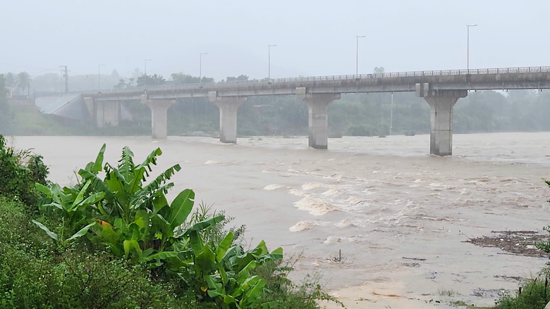 Những c&acirc;y cầu vững ch&atilde;i gi&uacute;p người d&acirc;n miền n&uacute;i Quảng Ng&atilde;i vượt lũ an to&agrave;n- Ảnh 1.