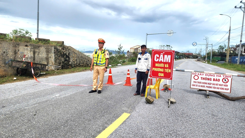 H&agrave; Tĩnh: Những người &acirc;m thầm giữ đường th&ocirc;ng suốt giữa m&ugrave;a mưa- Ảnh 2.