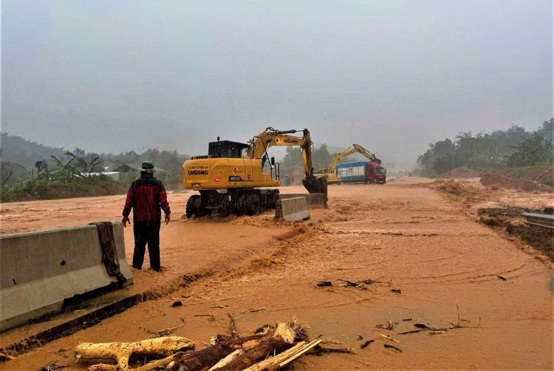 Ch&igrave;m trong mưa lũ, loạt tỉnh th&agrave;nh miền Trung gia tăng thiệt hại- Ảnh 9.