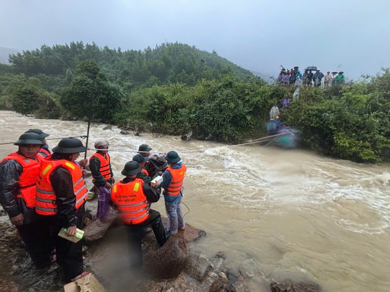 Ch&igrave;m trong mưa lũ, loạt tỉnh th&agrave;nh miền Trung gia tăng thiệt hại- Ảnh 10.