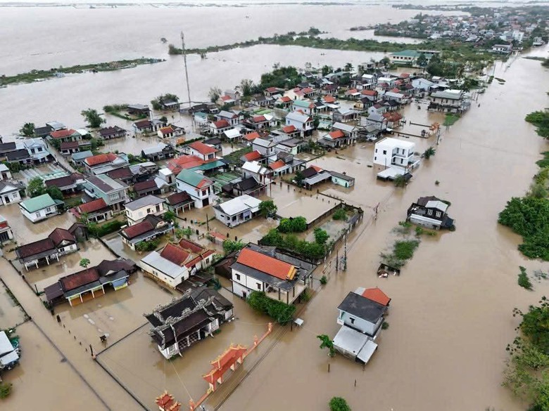 Ch&igrave;m trong mưa lũ, loạt tỉnh th&agrave;nh miền Trung gia tăng thiệt hại- Ảnh 7.