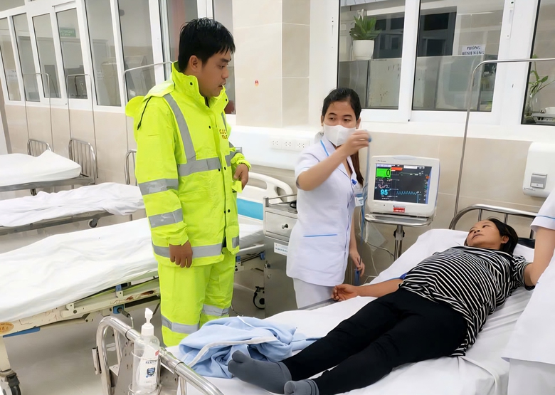 CSGT Đ&agrave; Nẵng d&ugrave;ng xe chuy&ecirc;n dụng đưa sản phụ vượt lũ đi cấp cứu- Ảnh 1.