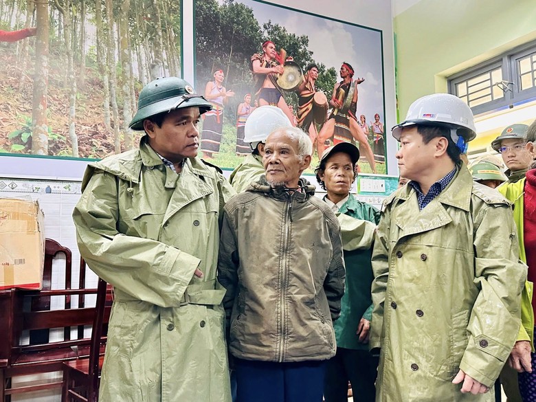 Ch&igrave;m trong mưa lũ, loạt tỉnh th&agrave;nh miền Trung gia tăng thiệt hại- Ảnh 2.