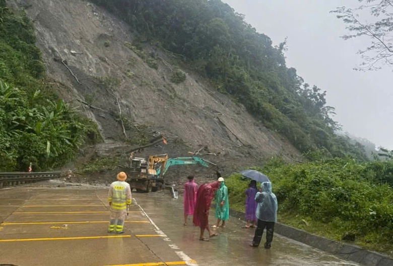 Cao tốc, quốc lộ qua miền Trung tắc nghẽn, chia cắt do mưa lũ: Tài xế lưu thông thế nào?- Ảnh 4. Cao tốc, quốc lộ qua miền Trung tắc nghẽn, chia cắt do mưa lũ: Tài xế lưu thông thế nào?- Ảnh 4.
