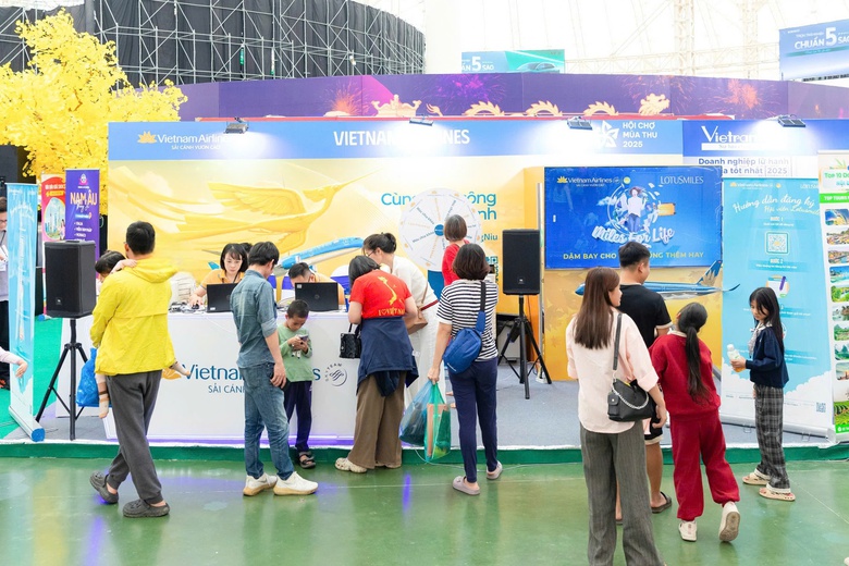 Gian h&agrave;ng Vietnam Airlines h&uacute;t kh&aacute;ch tham quan tại Hội chợ M&ugrave;a thu 2025- Ảnh 1.