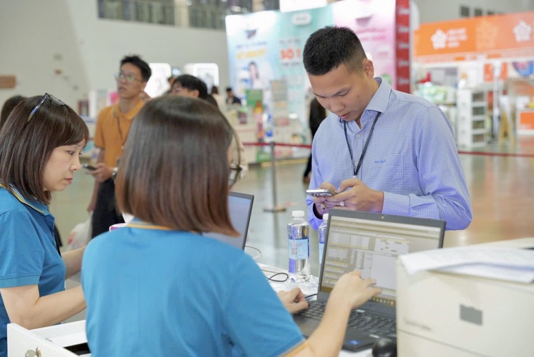 Gian h&agrave;ng Vietnam Airlines h&uacute;t kh&aacute;ch tham quan tại Hội chợ M&ugrave;a thu 2025- Ảnh 2.