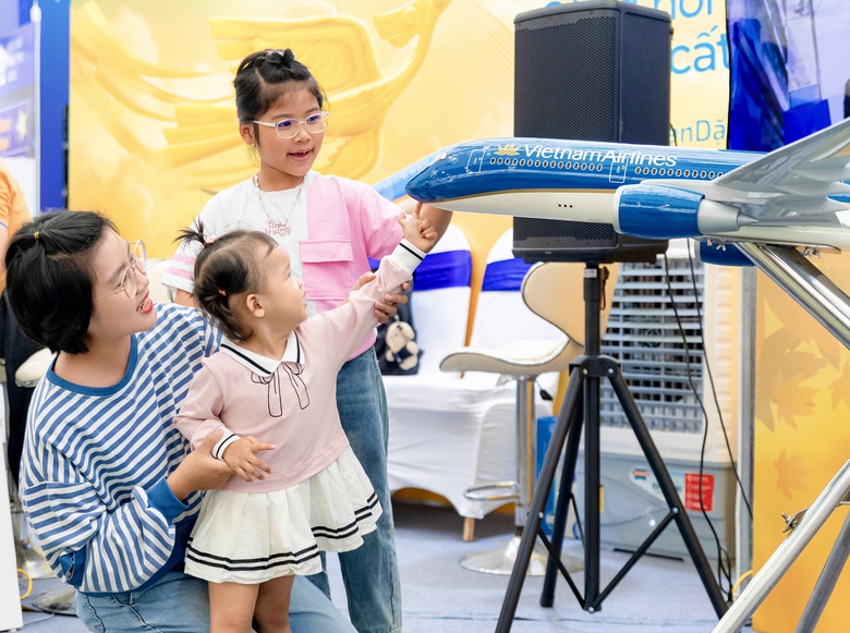Gian h&agrave;ng Vietnam Airlines h&uacute;t kh&aacute;ch tham quan tại Hội chợ M&ugrave;a thu 2025- Ảnh 3.