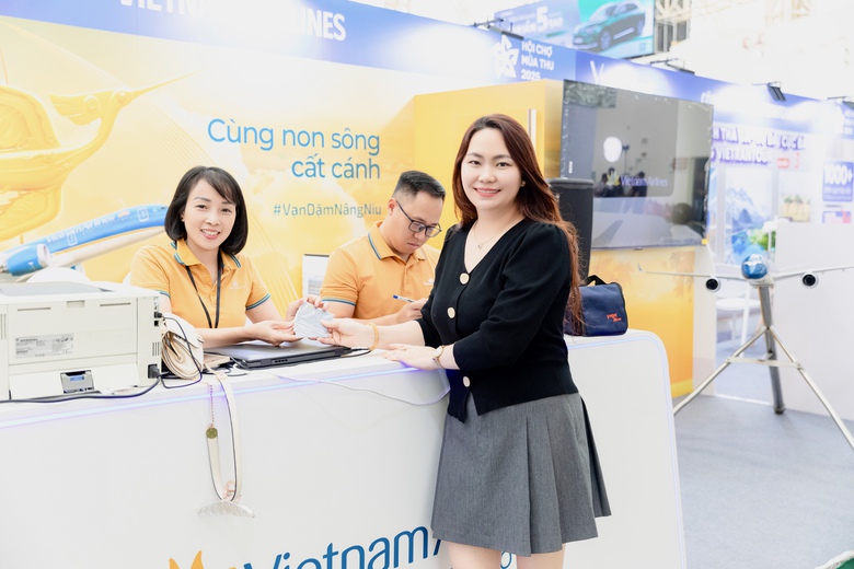 Gian h&agrave;ng Vietnam Airlines h&uacute;t kh&aacute;ch tham quan tại Hội chợ M&ugrave;a thu 2025- Ảnh 4.