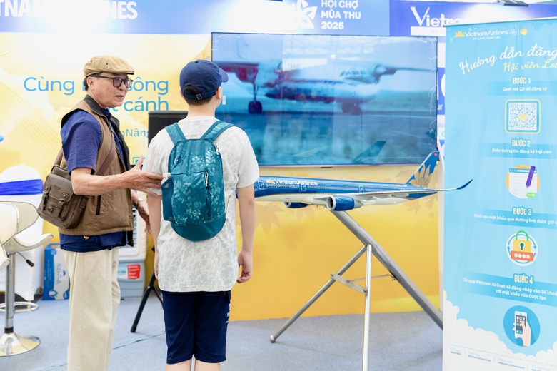 Gian h&agrave;ng Vietnam Airlines h&uacute;t kh&aacute;ch tham quan tại Hội chợ M&ugrave;a thu 2025- Ảnh 6.