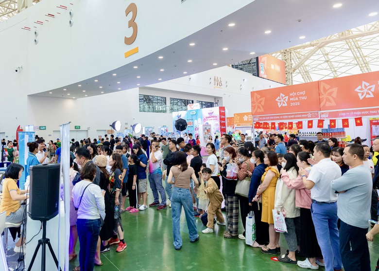 Gian h&agrave;ng Vietnam Airlines h&uacute;t kh&aacute;ch tham quan tại Hội chợ M&ugrave;a thu 2025- Ảnh 7.