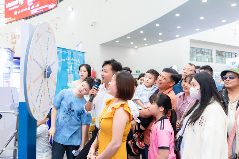 Gian h&agrave;ng Vietnam Airlines h&uacute;t kh&aacute;ch tham quan tại Hội chợ M&ugrave;a thu 2025- Ảnh 8.